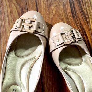 Kelly & Katie beige pumps